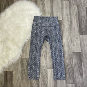 Lululemon 6 Wunder Under crop 21” Luon Arrow Jacquard Battleship silver
